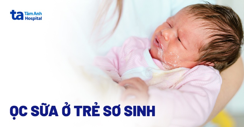 Ọc sữa ở trẻ sơ sinh nguyên nhân do đâu? Phải làm thế nào?