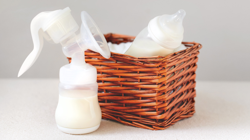 Mẹ bỉm cần biết: Sữa mẹ vắt ra để được bao lâu ở nhiệt độ thường?