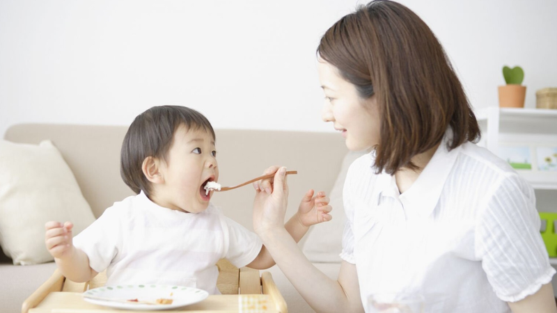 Trẻ mấy tháng ăn được cơm? Cách tập cho trẻ ăn cơm