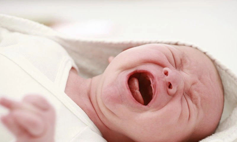 Trẻ sơ sinh hay lè lưỡi và nhai miệng có sao không?